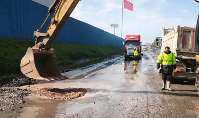 İzmir’de aşırı yağış sonrası kapanan yollar bir bir açılıyor