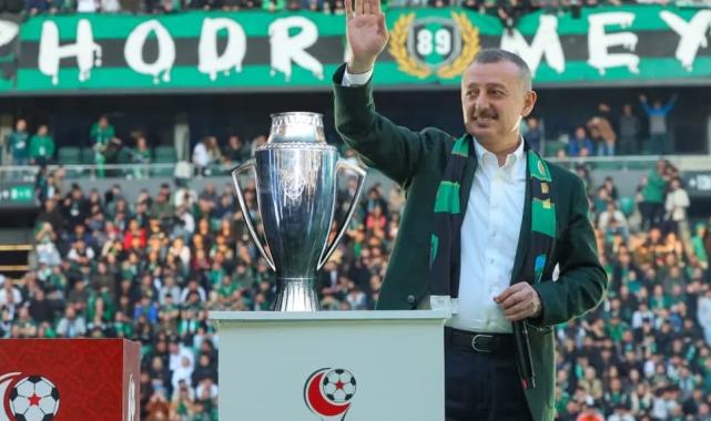 Kocaeli’de Başkan Büyükakın’dan 3 puana 3’lü kutlama