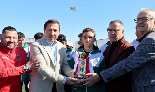 Konya Karatay U16 takımı şampiyonluk kupasını kaldırdı