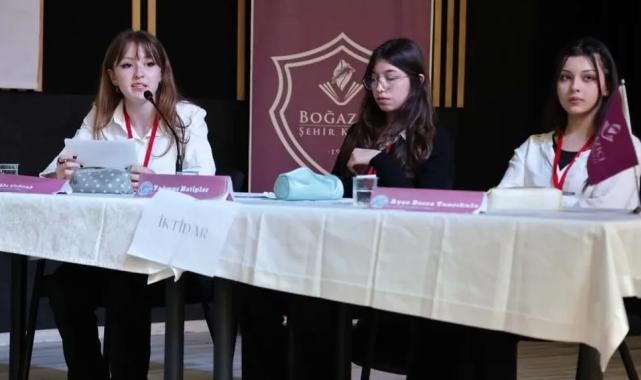 Kütahya’da liseler rası münazara finalinde gençler sahnedeydi