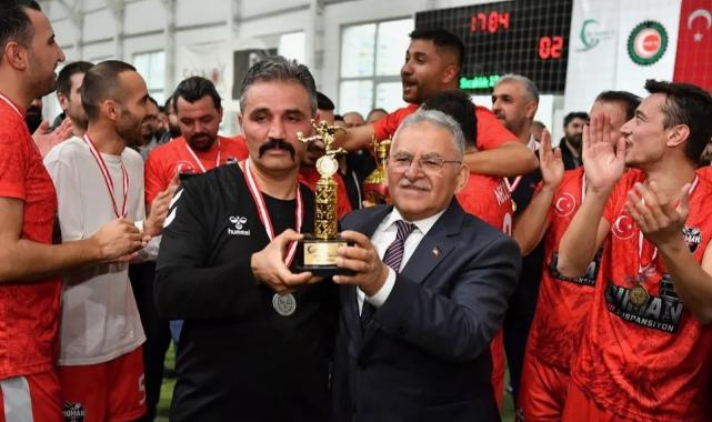 Memduh Büyükkılıç halı sahaya ayak bastı