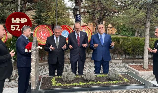 MHP’den Alparslan Türkeş’in kabrine ziyaret