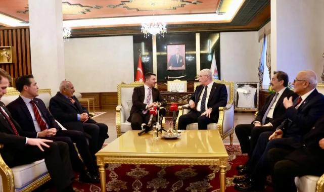 Müsavat Dervişoğlu orucunu Nevşehirlilerle açtı