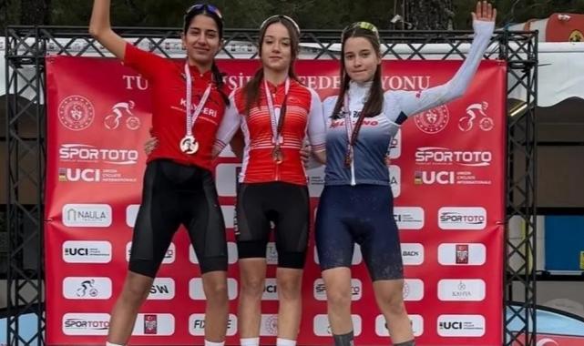 Sakarya Büyükşehirli sporculardan çifte gurur