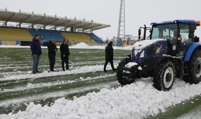 Ağrı’da müdür traktörle sahaya indi