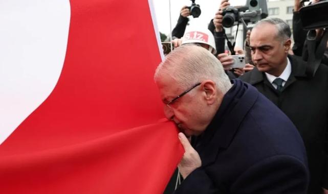 Bakan Güler, şanlı sancağı Çanakkale’de göndere çekti