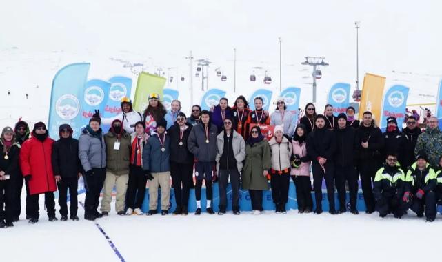 Erciyes’te kar voleybolu coşkusu