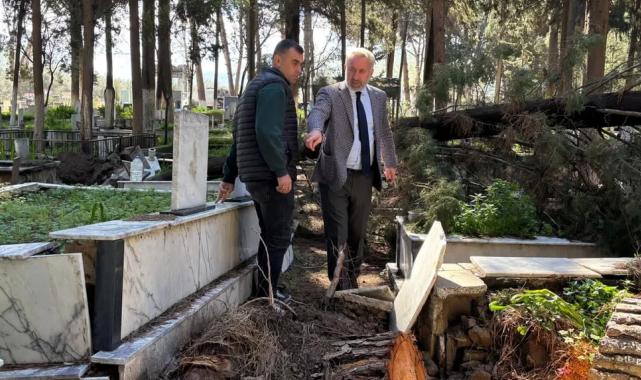 İzmir’de fırtınadan etkilenen mezarlıklara hızlı müdahale