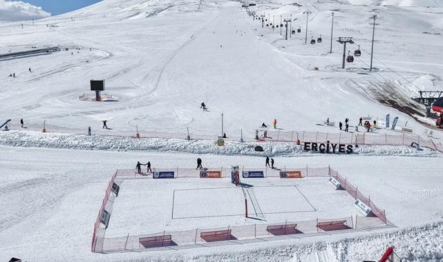 Kayseri Erciyes’te kar voleybolu heyecanı başlıyor
