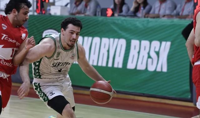 Lider Sakarya play-off’a çeyrek finalden gidiyor