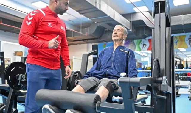 12 torunlu “Süper Dede” spor tutkusuyla gençlere taş çıkartıyor