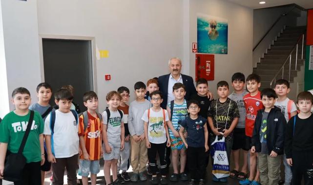 Gebze’de minik yüzücülere Başkan Büyükgöz’den ziyaret