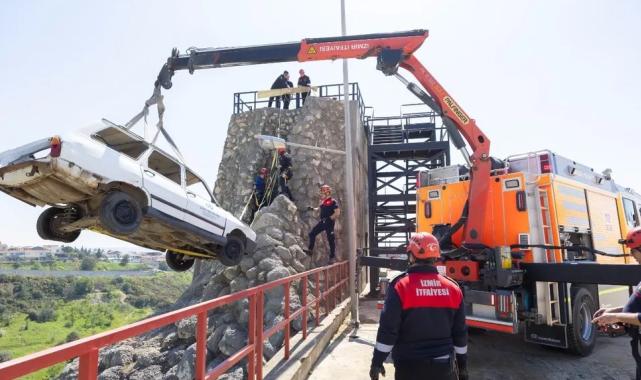 İzmir İtfaiyesi’nde ‘özel kuvvet’ eğitimi
