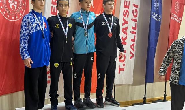 Konyalı güreşçiler madalyaları topladı