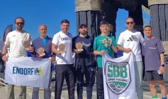 Sakaryalı sporcular zorlu maratondan madalyayla döndü