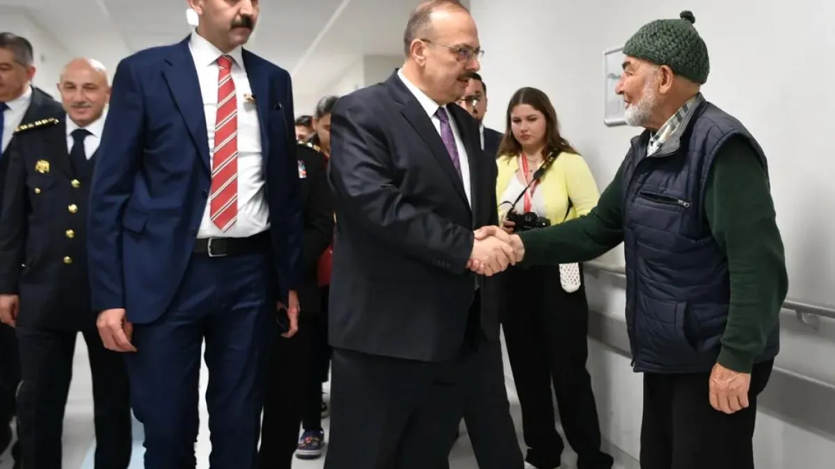 Ankara’da Vali Canbolat’tan bayramda hastane ziyareti