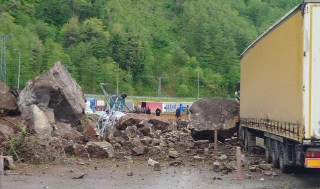 Artvin’de heyelan! Yabancı tır hasar aldı!