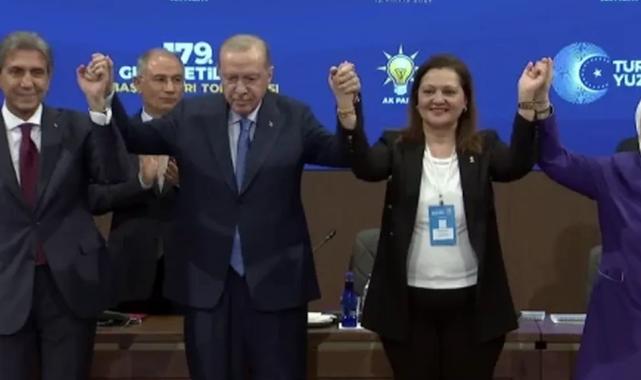 CHP’li iki belediyeden AK Parti’ye katılım… Rozetlerini Erdoğan taktı