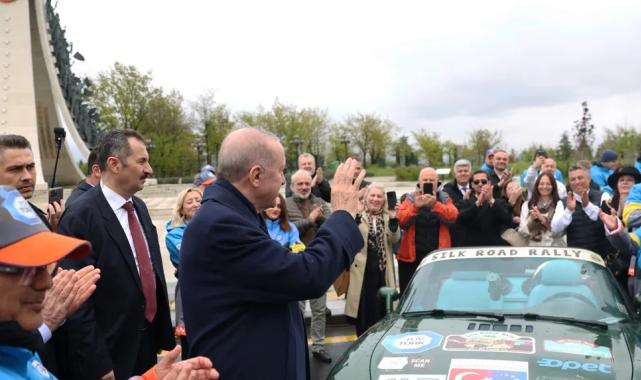 Cumhurbaşkanı Erdoğan, ralli kafilesini Külliye’den uğurladı