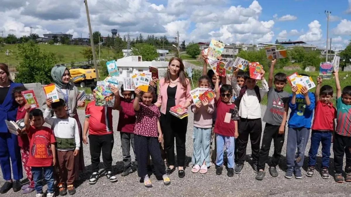 Diyarbakır’da ‘Masal Sandığı’ projesiyle kitaplar çocuklara ulaştırıldı