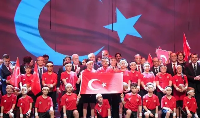 İstanbul AKM kırmızı-beyaza büründü