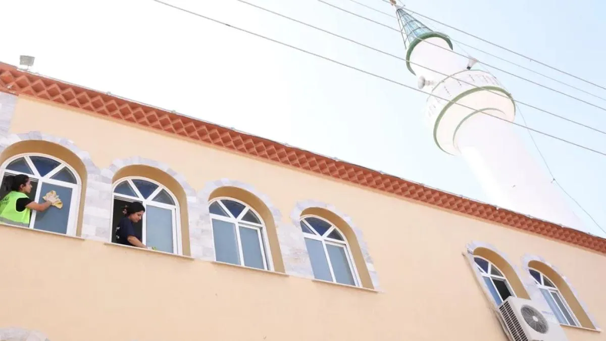 İzmir Çiğli’de camilerde bayram temizliği