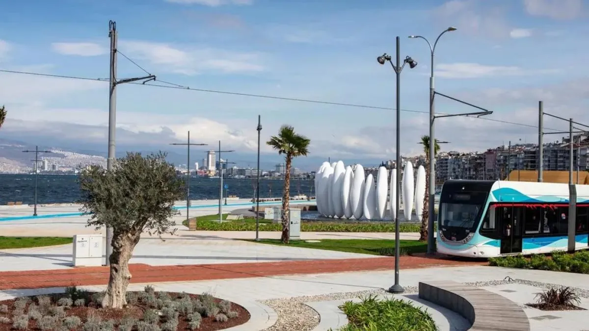İzmir’in parklarında bayram öncesi bakım mesaisi