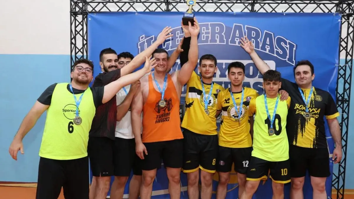 Konya’da 25 ilçede 2 bin 460 sporcu voleybol heyecanına ortak oluyor