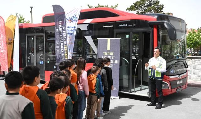 Konya’daki öğrenciler “Nezaket Otobüsü” ile öğreniyor