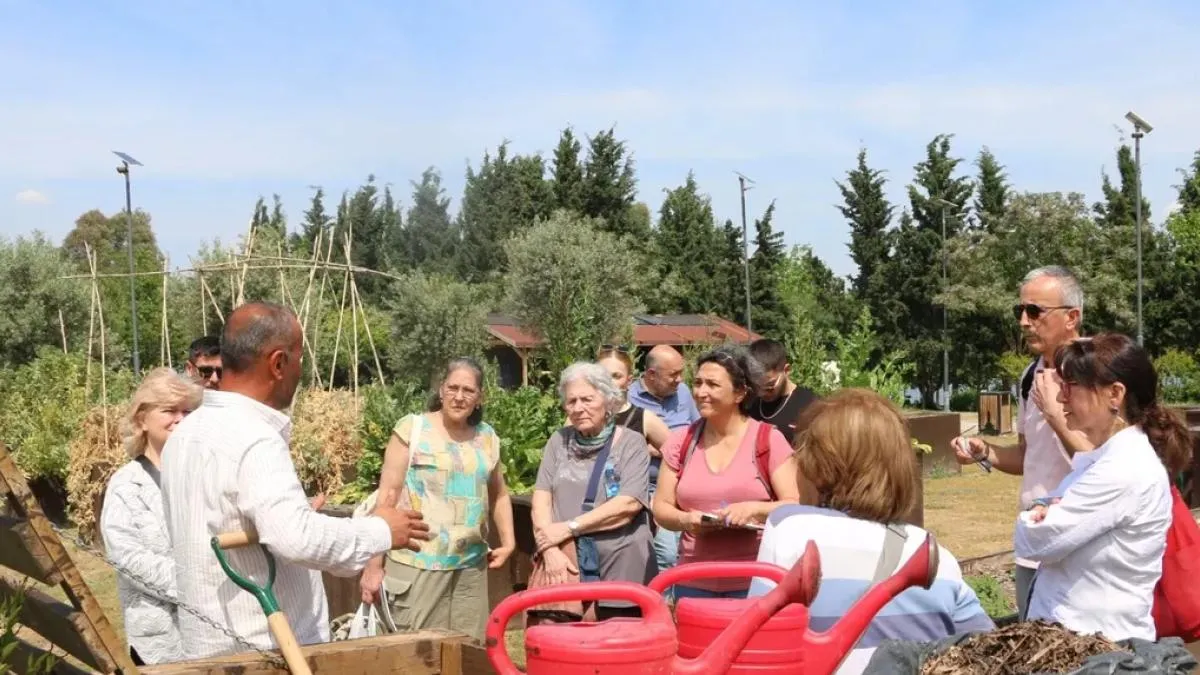 Organik atıklar komposta dönüşüyor… İzmir’de bahçede dönüşüm başladı