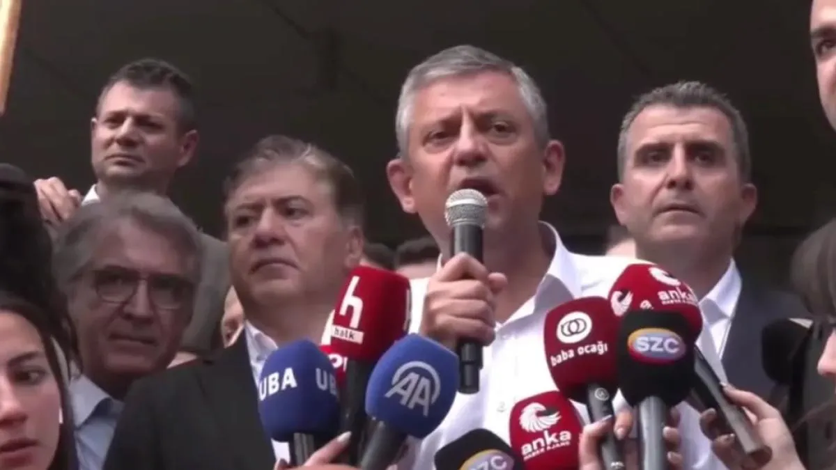 Özgür Özel: CHP sokakta, meydanda, yoldadır… Geri gelmek üzere çıkıyorum!