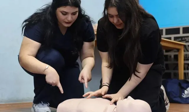Sakarya’da öğrencilere Büyükşehir’den uygulamalı ilkyardım
