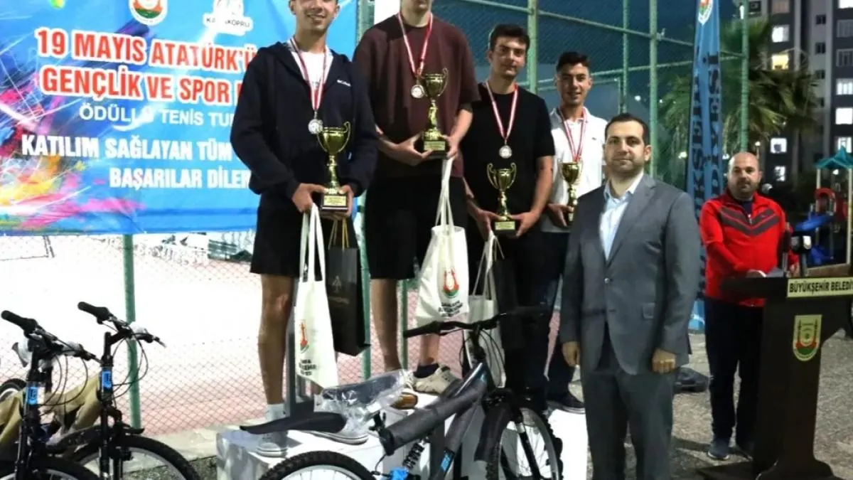 Tenis şampiyonları ödüllerini aldı