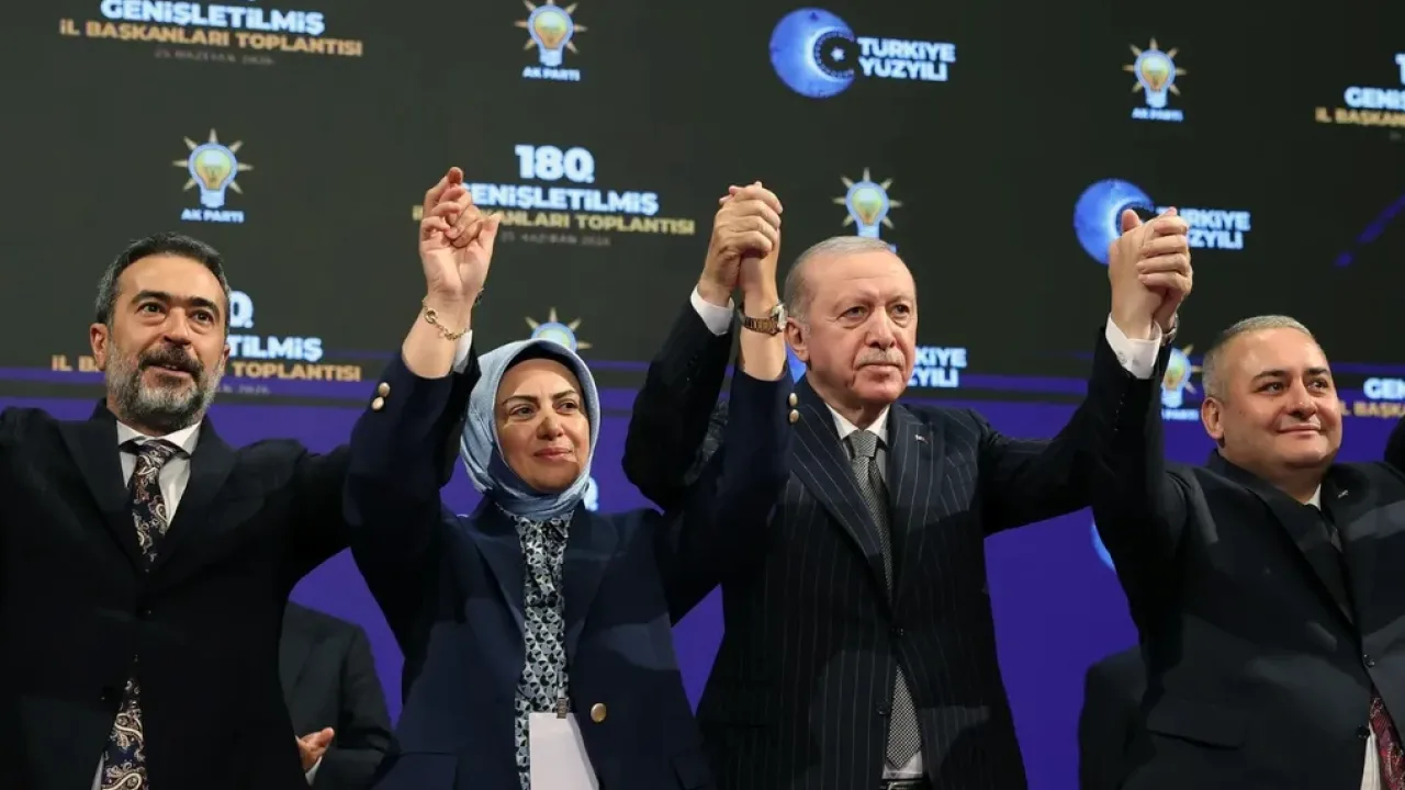 AK Parti’ye üç belediye başkanı daha katıldı… Rozetleri Erdoğan taktı
