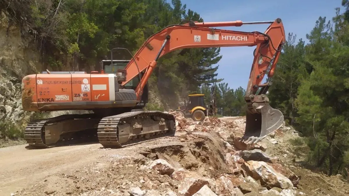 Antalya ‘da Büyükşehir ekiplerinden yol mesaisi