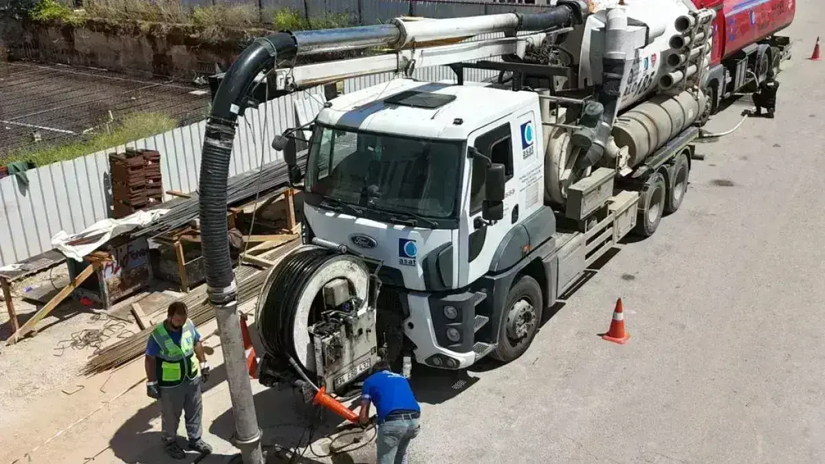 Antalya’da kanalizasyon hattı temizliği sürüyor