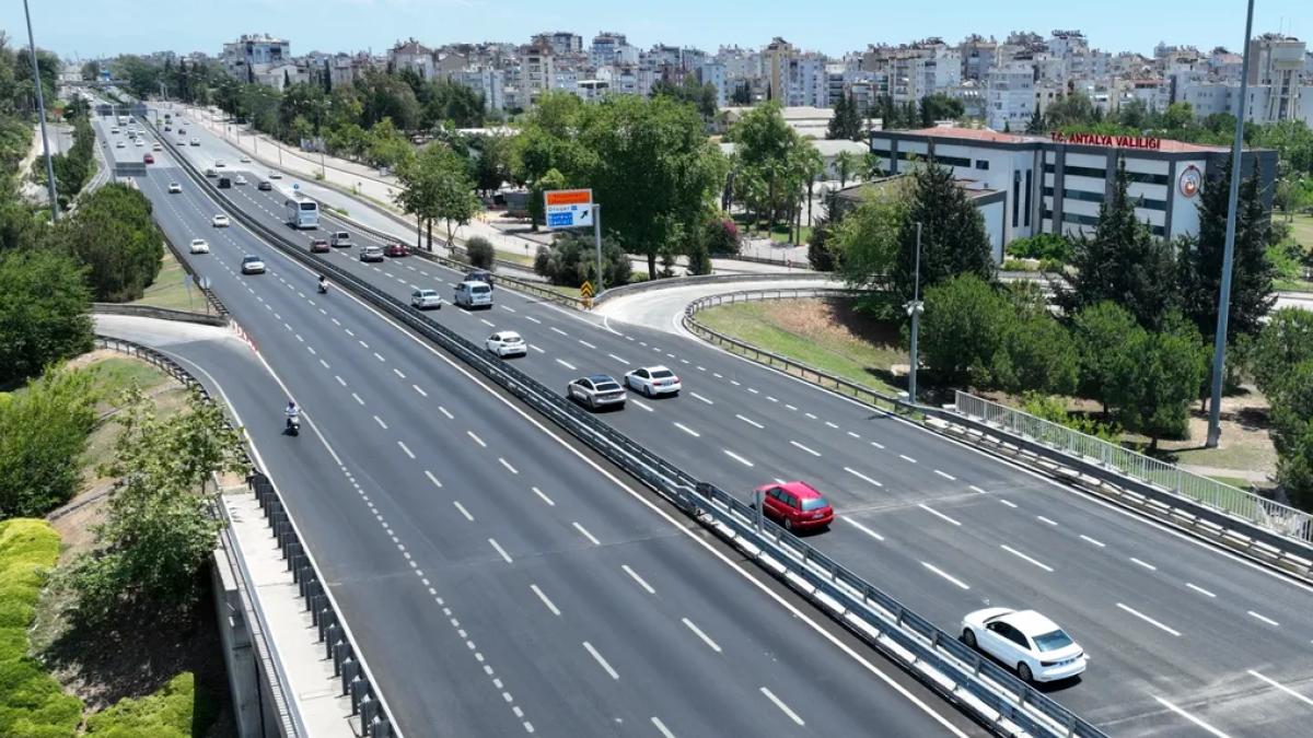 Antalya’da kavşak girişi üç şeride çıkarılarak genişletildi