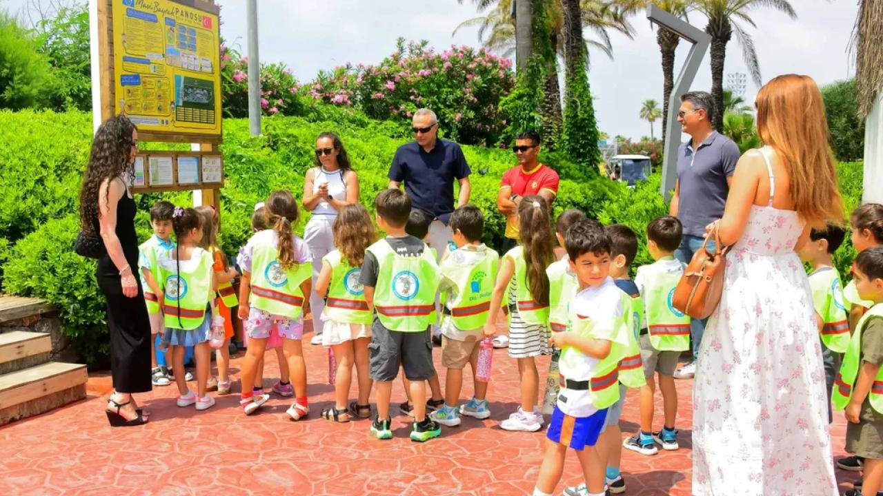Antalya’da minik çevreciler Mavi Bayrak’la tanıştı