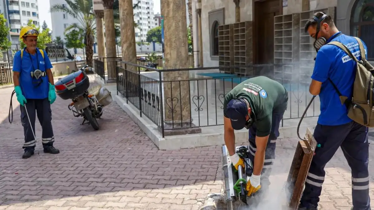 Antalya’da toplu kullanım alanlarına ilaçlama çalışması