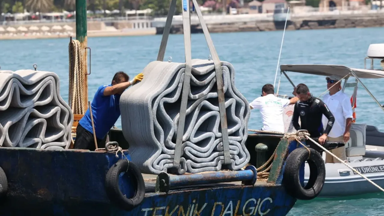 Antalya’da yapay resifler denizle buluştu