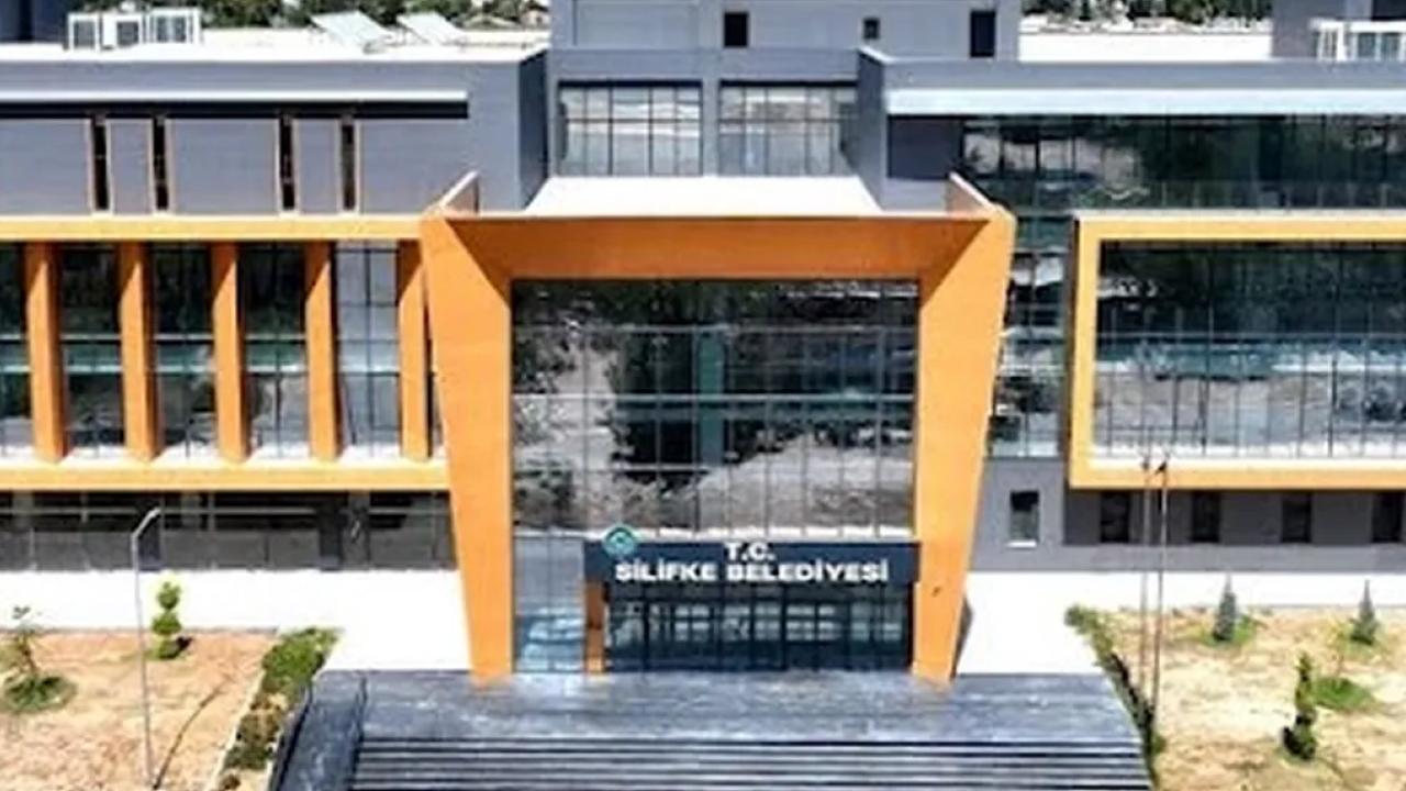 Bir operasyon da Silifke Belediyesi’ne! Başkan Turgut dahil 18 gözaltı