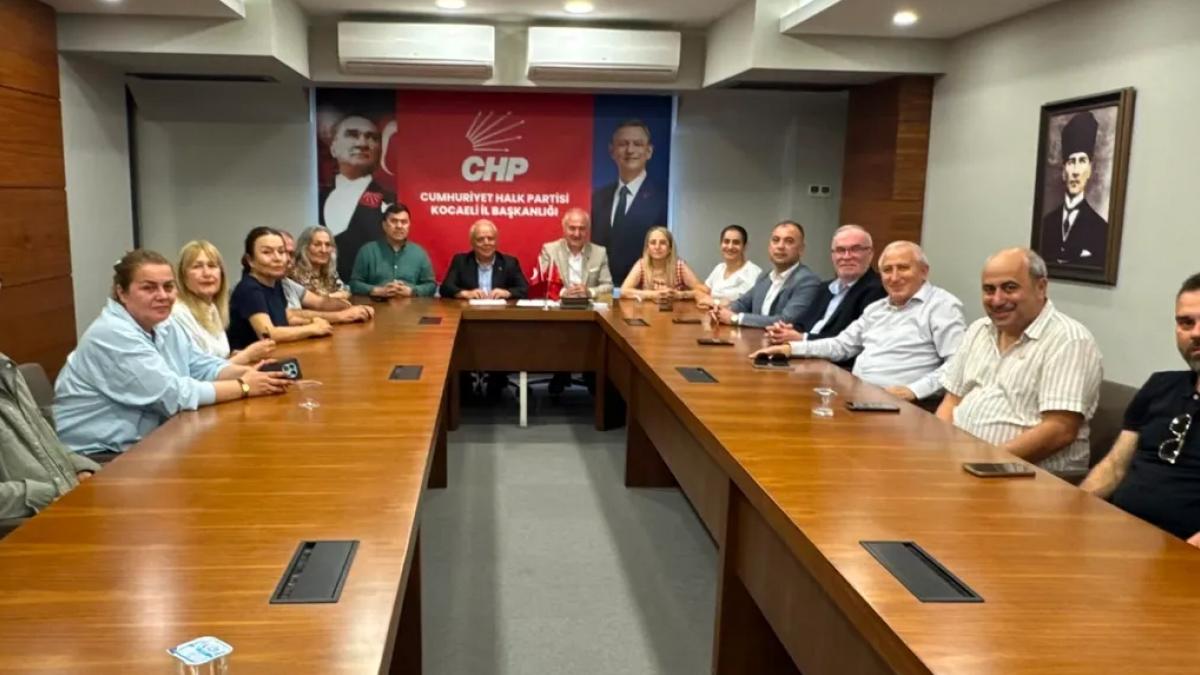 CHP Kocaeli Parti Okulu eğitmenlerinden Özgür Özel’e destek mesajı