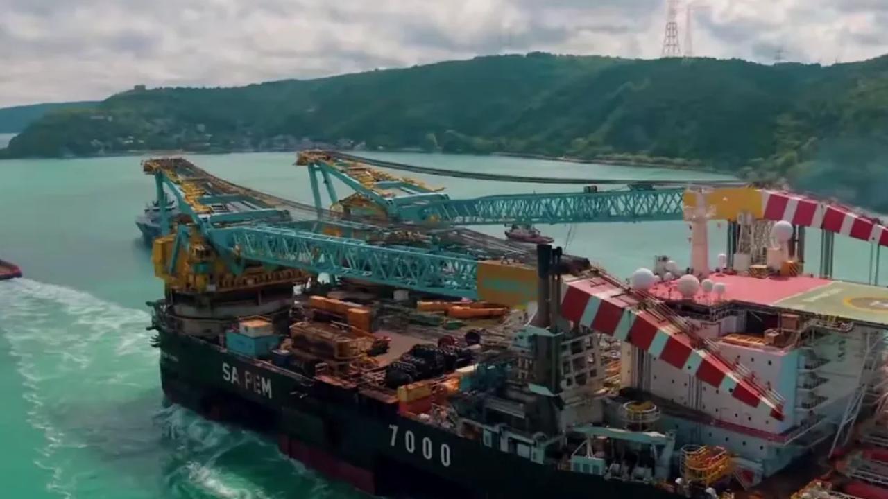 Dünyanın en büyük üçüncü yarı batık vinç gemisi İstanbul Boğazı’ndan geçiyor