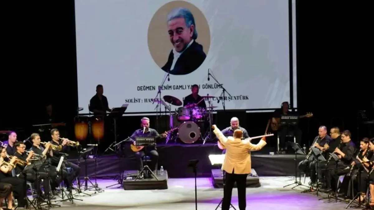 Edip Akbayram ve Volkan Konak İzmir’de şarkılarla anıldı