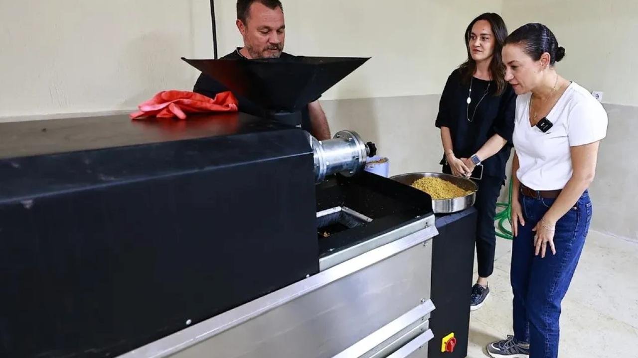 Efes Selçuk’ta atık yemekler mamaya dönüşüyor