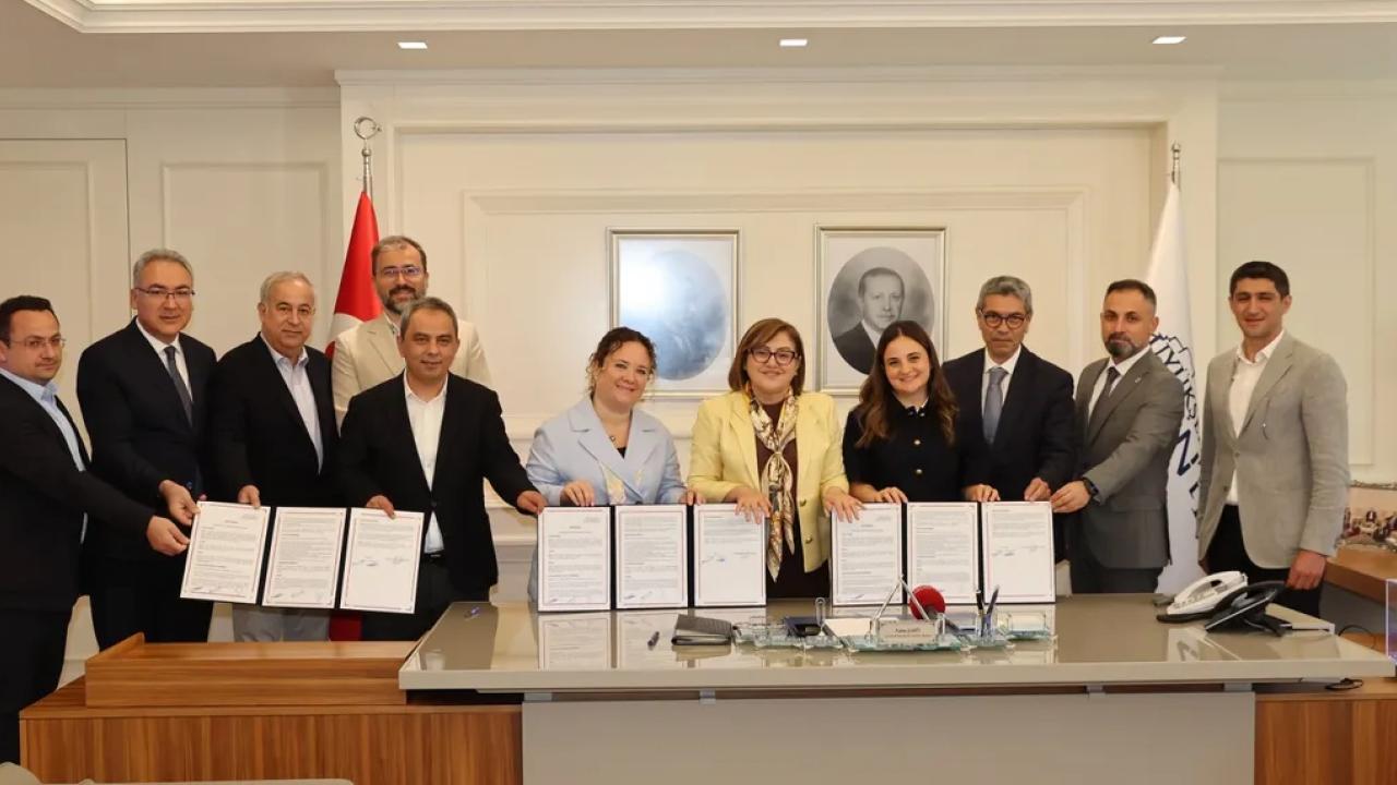 Gaziantep’te GASMEK binası için protokol