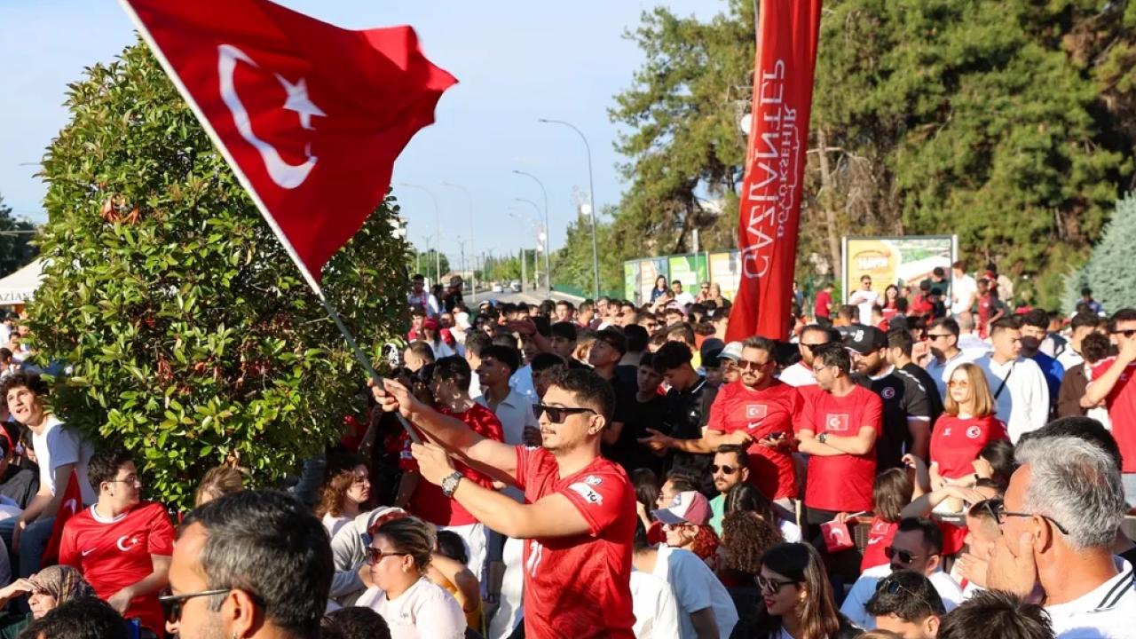 Gaziantep’te milli heyecan Üniversite Meydanı’nda yaşandı