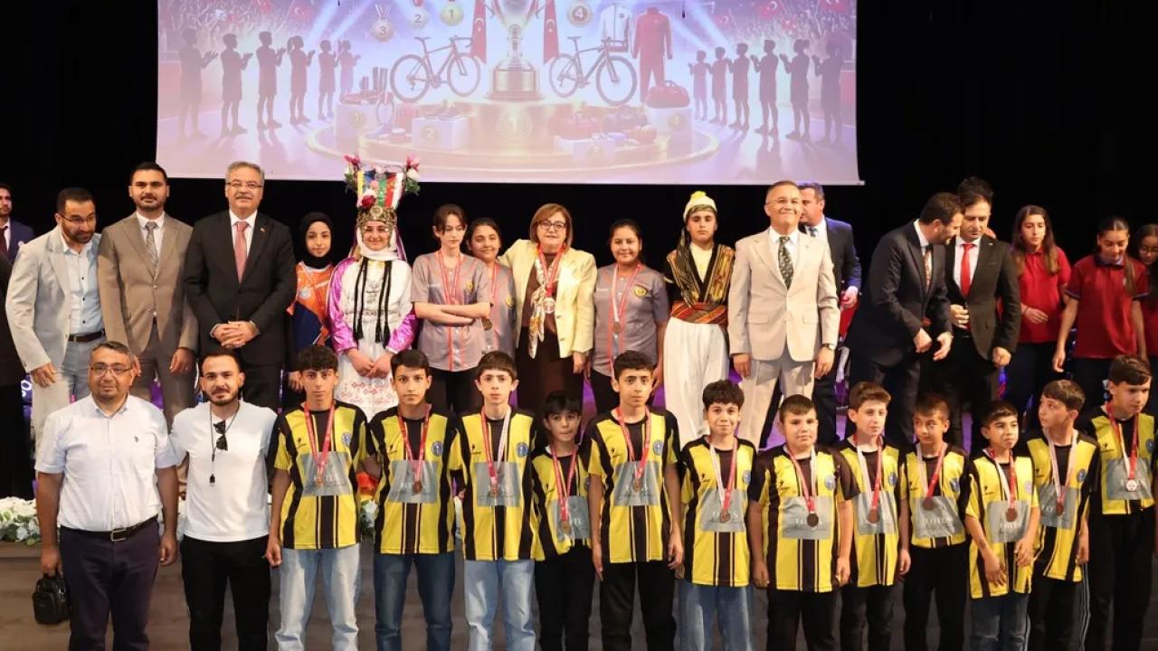 Gaziantep’te ‘Okul Sporları Enleri’ ödüllendirildi