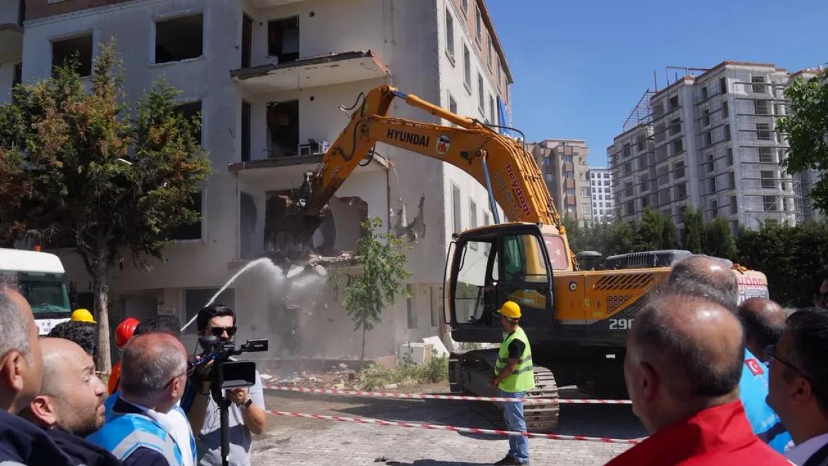 İstanbul Beylikdüzü’nde riskli site yıkıldı! İBB’den ‘dönüşüm’ mesajı