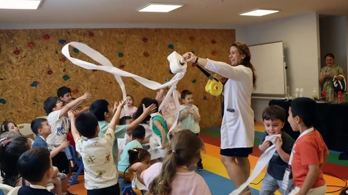 İstanbul’da minikler bilimin renkli dünyasını eğlenerek keşfediyor